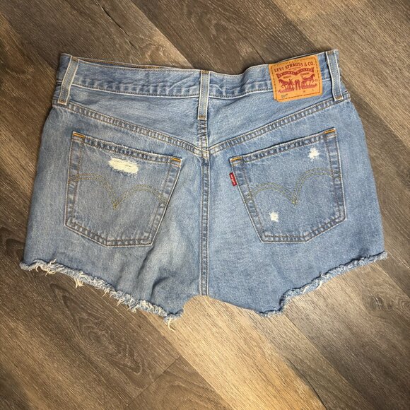 Vintage Levi’s 501 distressed Cutoff Shorts Classic light wash - 28 - Picture 4 of 4